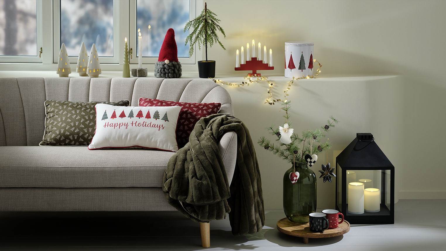 Viihtyisä olohuone, joka on sisustettu skandinaaviseen joulutyyliin