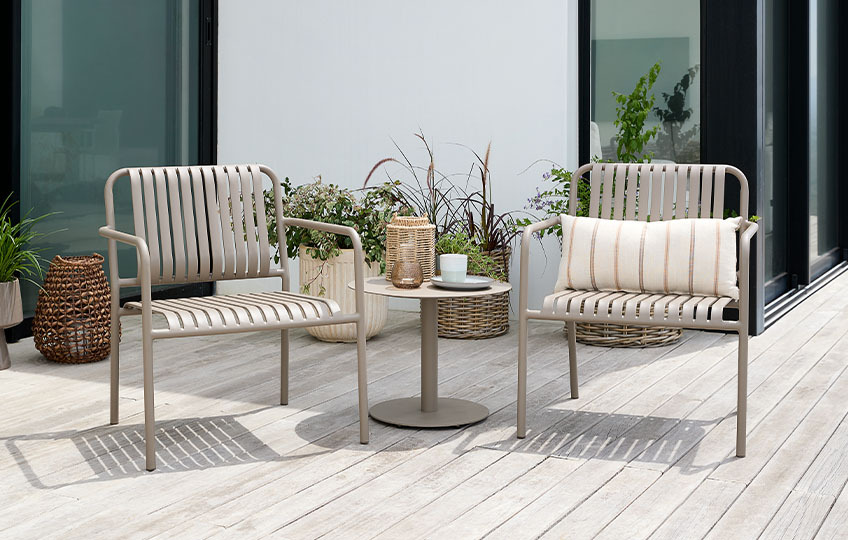 Puutarhatuolit ja puutarhan sivupöytä valmistettu alumiinista ja teräksestä