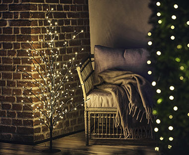 Ulkoterassi valaistuna erilaisten jouluvalojen avulla