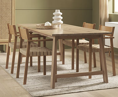 Tyylikkäät tammenväriset ruokapöydän tuolit sekä tammenvärinen ruokapöytä