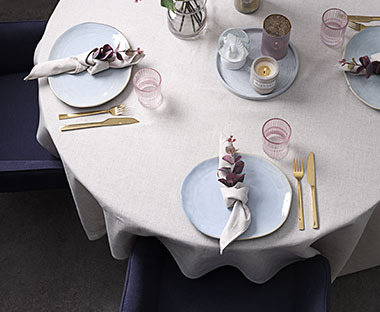 Valkoinen pöytäliina pellavaa/puuvillaa ja kauniit harmaat lautaset 
