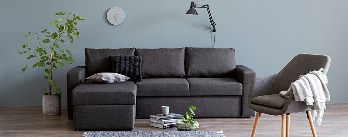 Harmaa sohva ja harmaa nojatuoli