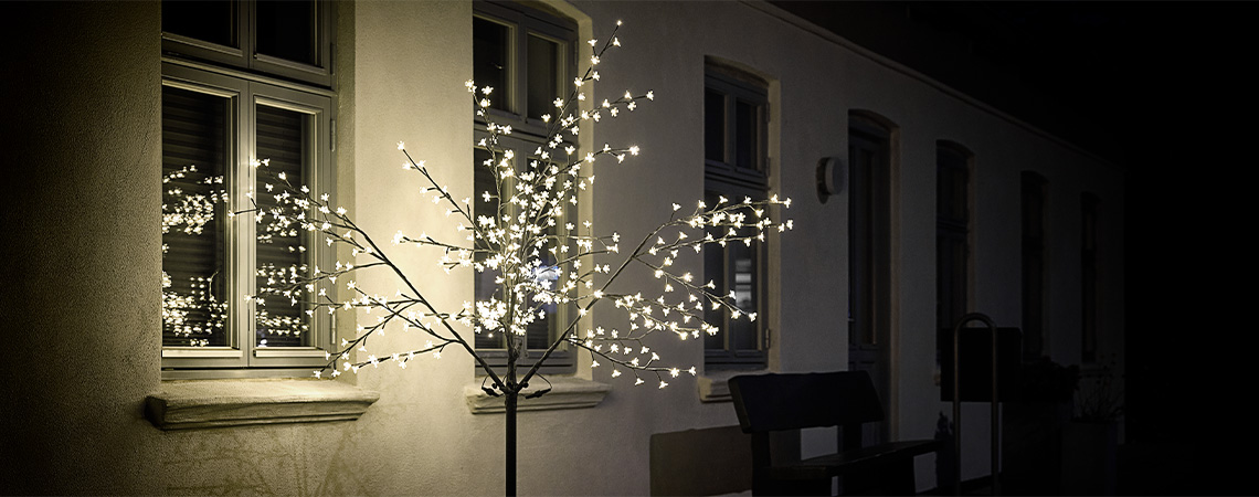 LED-valopuu kodin ulkopuolella talvella