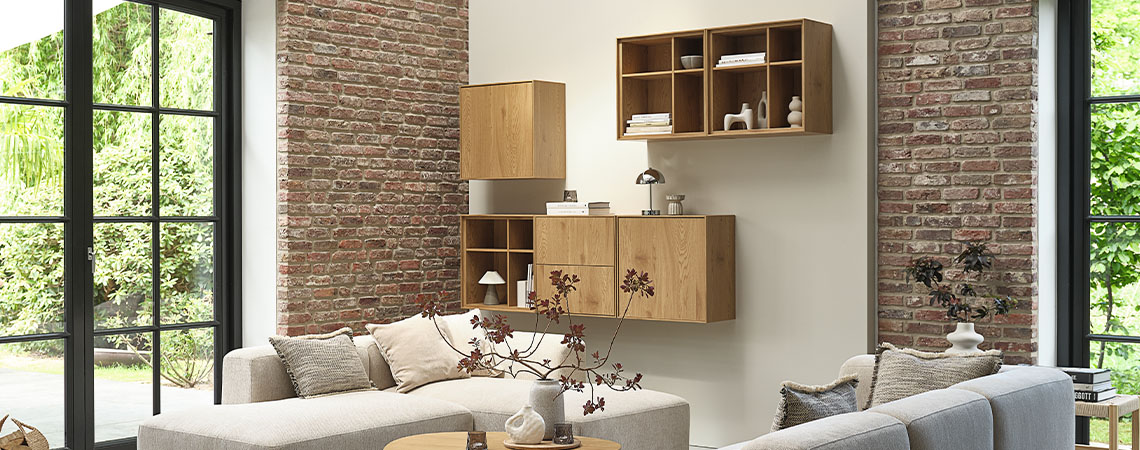 Säilytyskalusteet, jotka koostuvat useista seinämoduuleista, jotka on asennettu seinälle olohuoneessa
