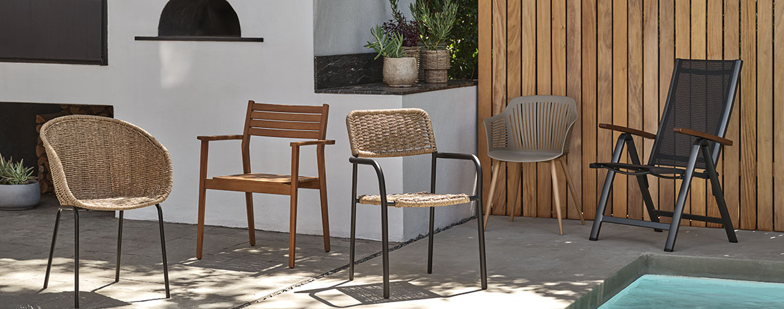 Vasemmalta oikealle: TUERNE, HAMRA, ORKANGER, VANTORE ja SIRDAL puutarhatuolit Viisi erilaista puutarhatuolia terassilla