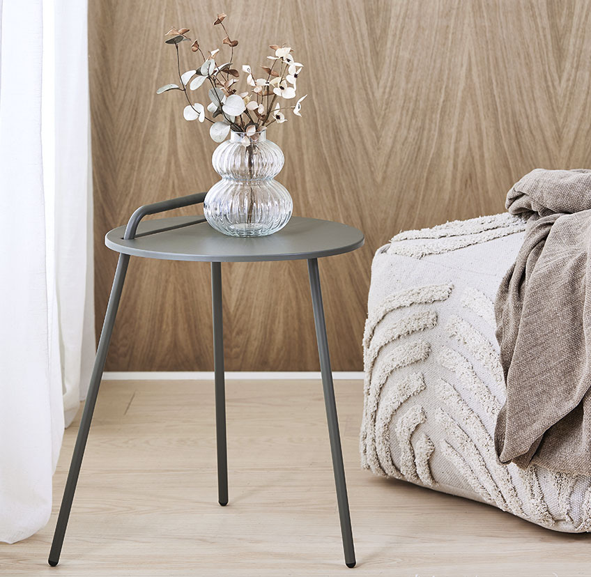 STAR minimalistinen päätypöytä harmaa ja HYLKE rahi vaalean beigenä Minimalistinen päätypöytä, jossa on kolme jalkaa ja kahva sekä vaalea beige rahi pehmeällä kuviollisella pinnalla