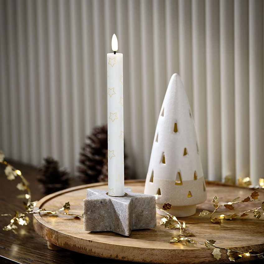 Tähden muotoinen marmorinen kynttilänjalka, jouluinen LED-kynttilä tähdillä ja LED-valaistu joulukuusi