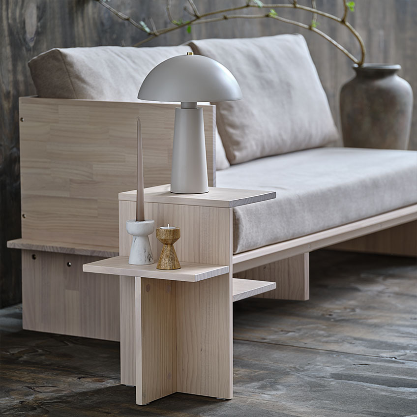 Japandi-tyylin massiivimäntyinen sohvasänky ja sivupöytä neutraaleissa sävyissä
