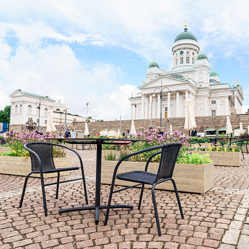 Senaatinaukio varustettu puutarhakalusteilla