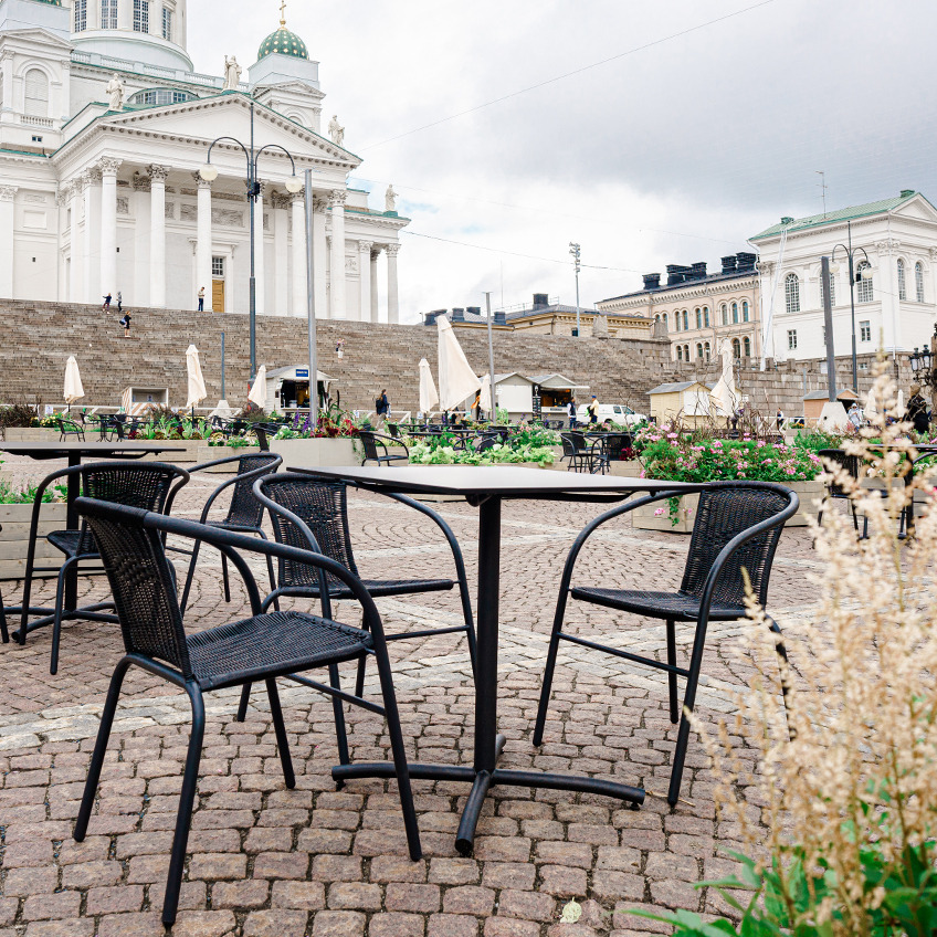 Senaatinaukio varustettu puutarhakalusteilla