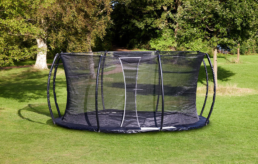 Maahan upotettava trampoliini turvaverkolla ja pehmustetulla reunalla