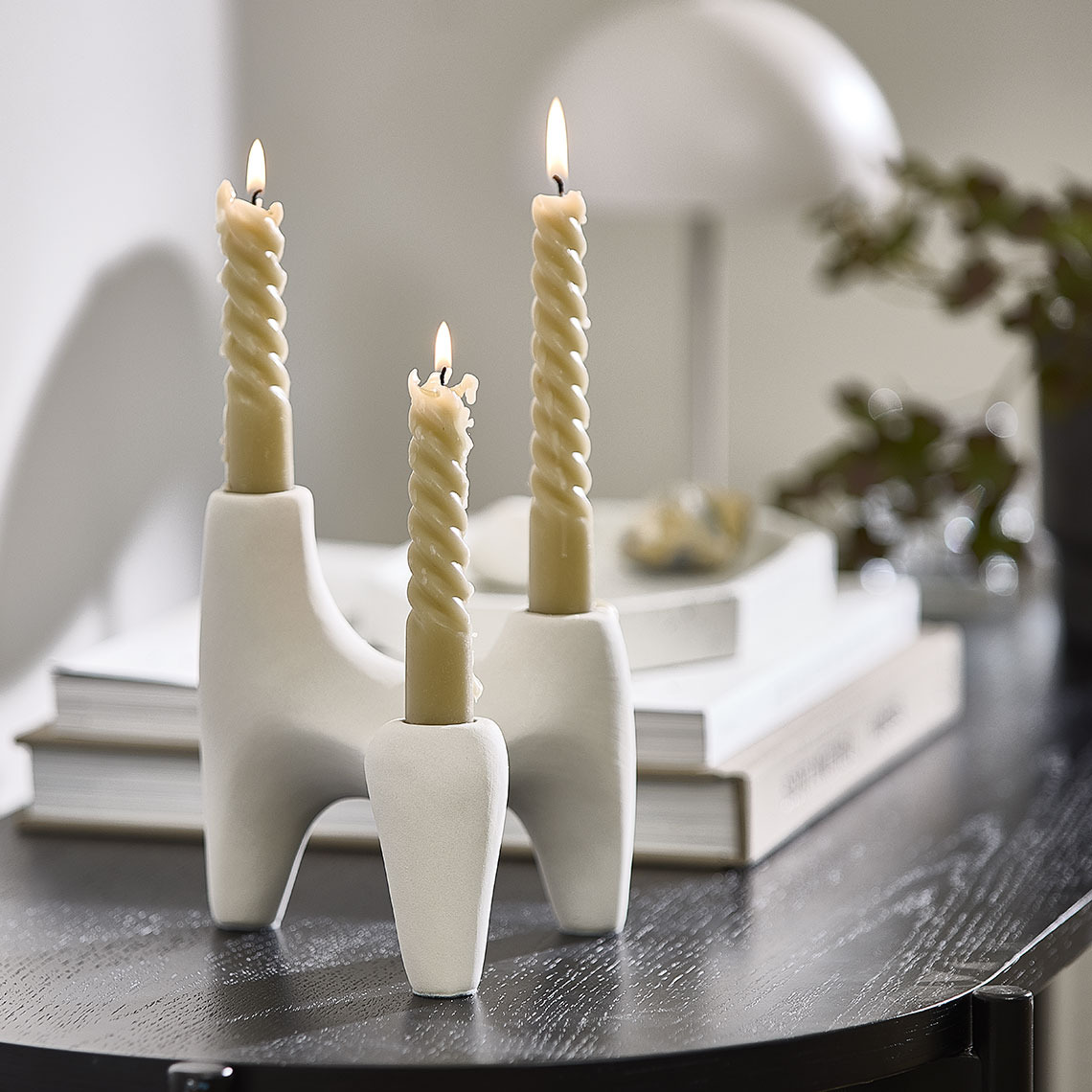 Valkoinen kynttilänjalka, jossa kierretyt kynttilät