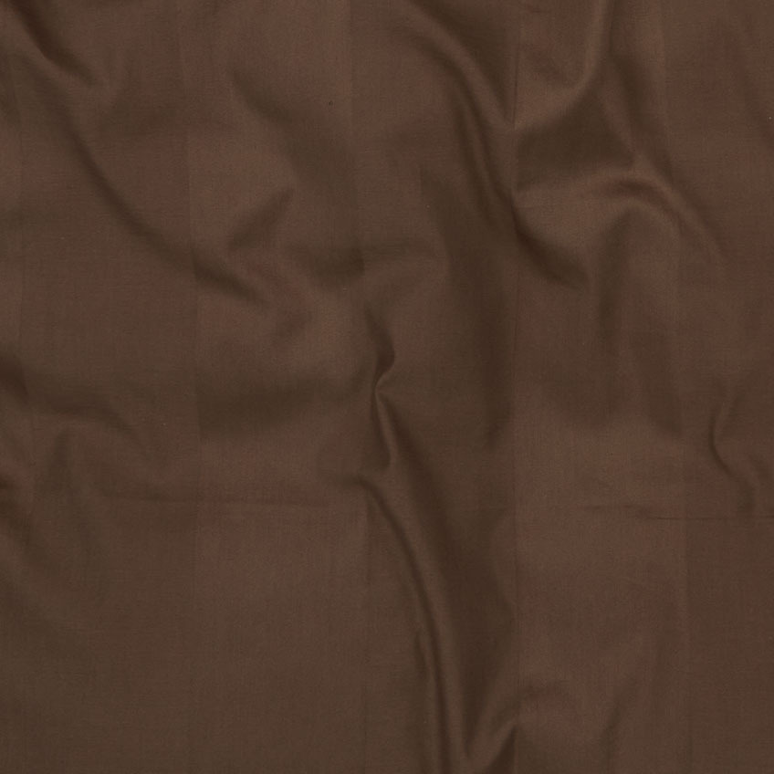 Lähikuva suklaanruskeasta pussilakanasetistä, johon sisältyy pussilakana ja tyynyliina