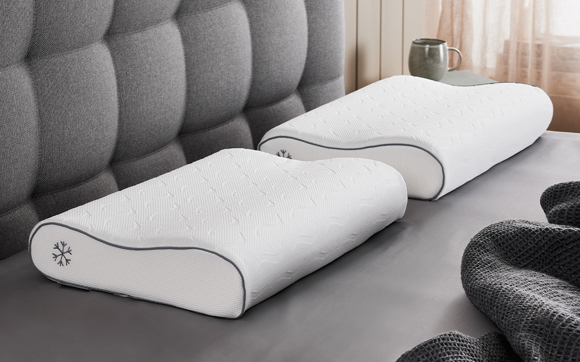 HAMMAREN-memory foam -tyyny, jossa on viilentävä geelikotelo ja viilentävä päällinen Kaksi viilentävää tyynyä, joissa on memory foam -täyte ja viilentävä päällinen sängyssä