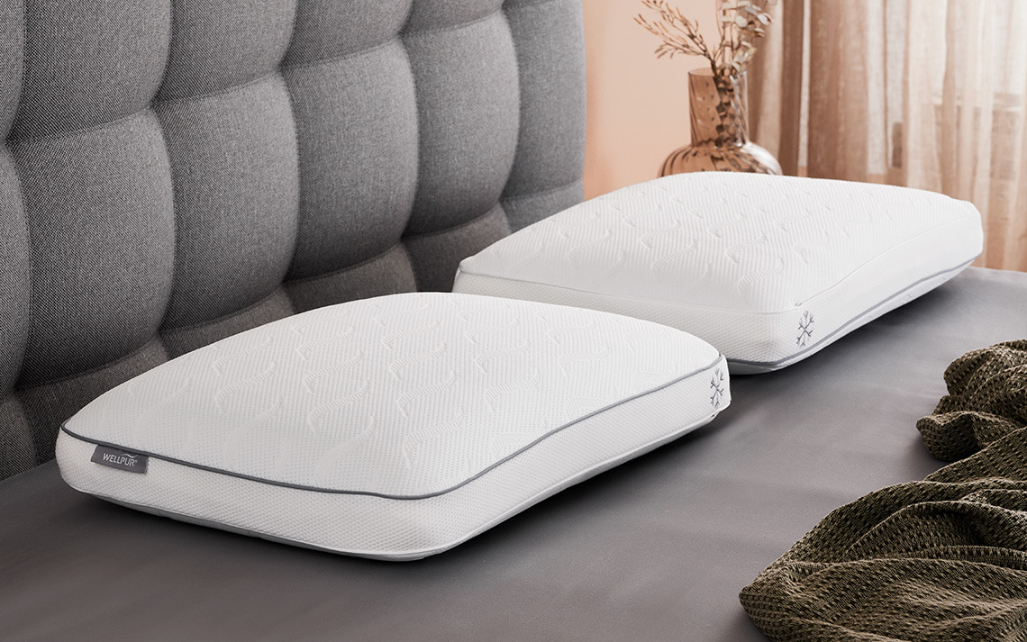 VARDO-memory foam -tyyny, jossa on viilentävä geelimäinen kerros ja viilentävä päällinen Viilentävät tyynyt, joissa on memory foam -täyte ja viilentävä päällinen sängyssä