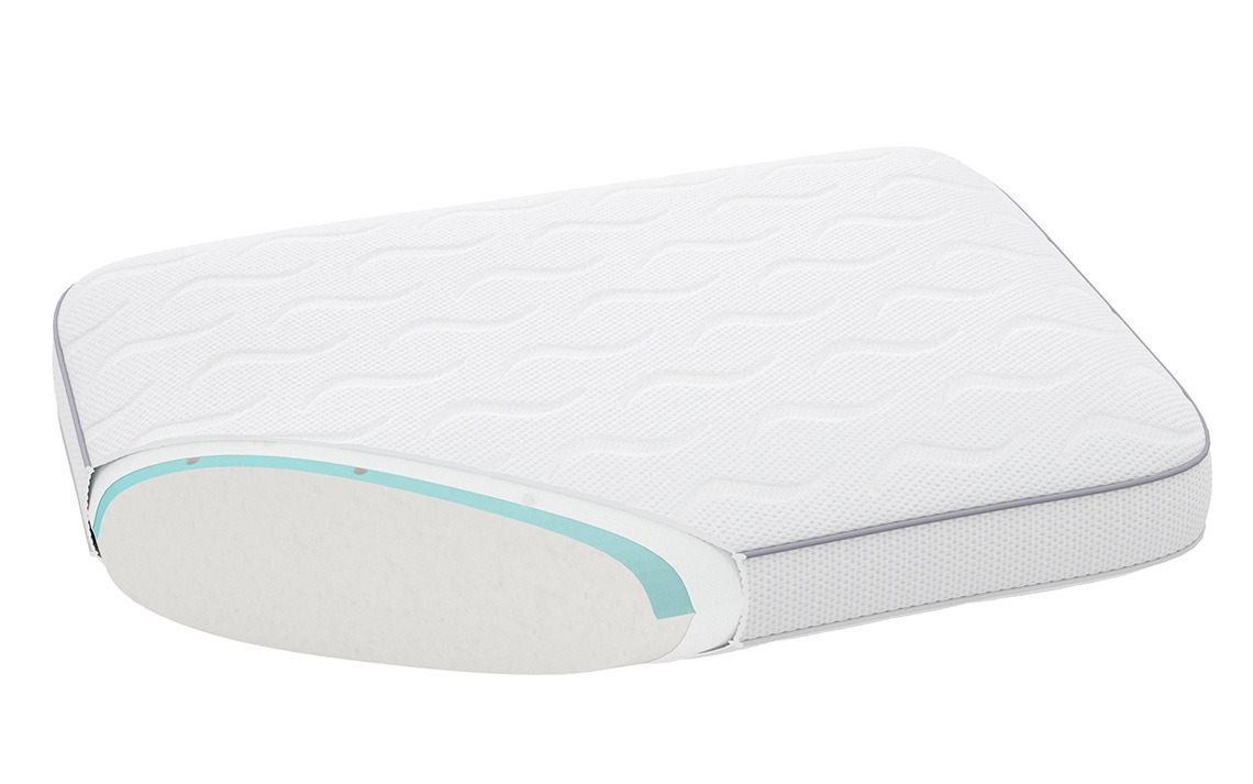 VARDO-tyynyssä on viilentävä geelikerros sekä viilentävä päällinen Viilentävän tyynyn poikkileikkaus, jossa on memory foam -täyte, viilentävä geelikotelo ja viilentävä päällinen