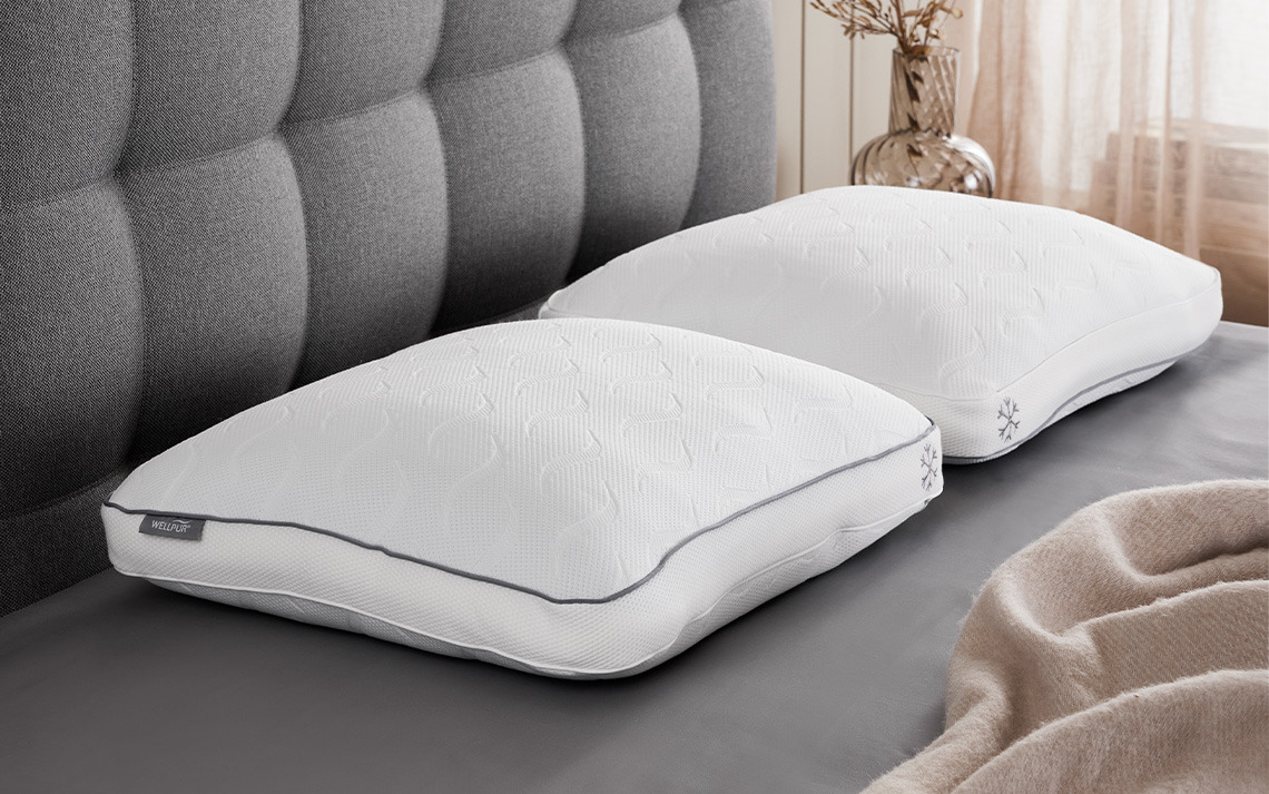 SOGNDAL-memory foam -tyyny, jossa on viilentävä geelikerros ja viilentävä päällinen Viilentävät tyynyt sängyssä, joissa on silputtu memory foam -täyte, viilentävä geelikerros ja viilentävä päällinen