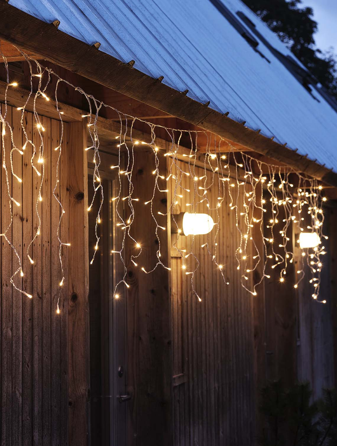 SNOTRA valoketju sisäänrakennetulla ajastimella Valoketju loistaa pimeydessä, ripustettuna kodin räystään alle