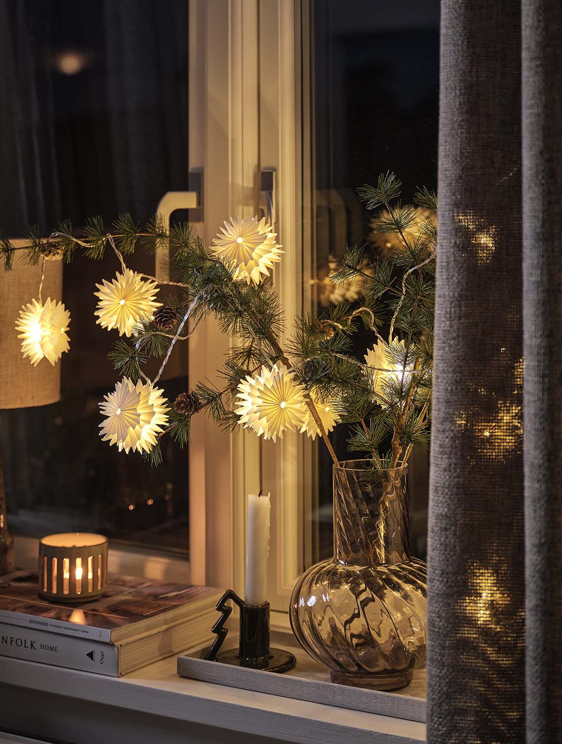 PLATIN tähtivaloketju sisäänrakennetulla ajastimella Tähdillä varustettu valoketju aseteltuna maljakossa oleville havuoksille, valaisten ikkunalautaa illan hämärässä night