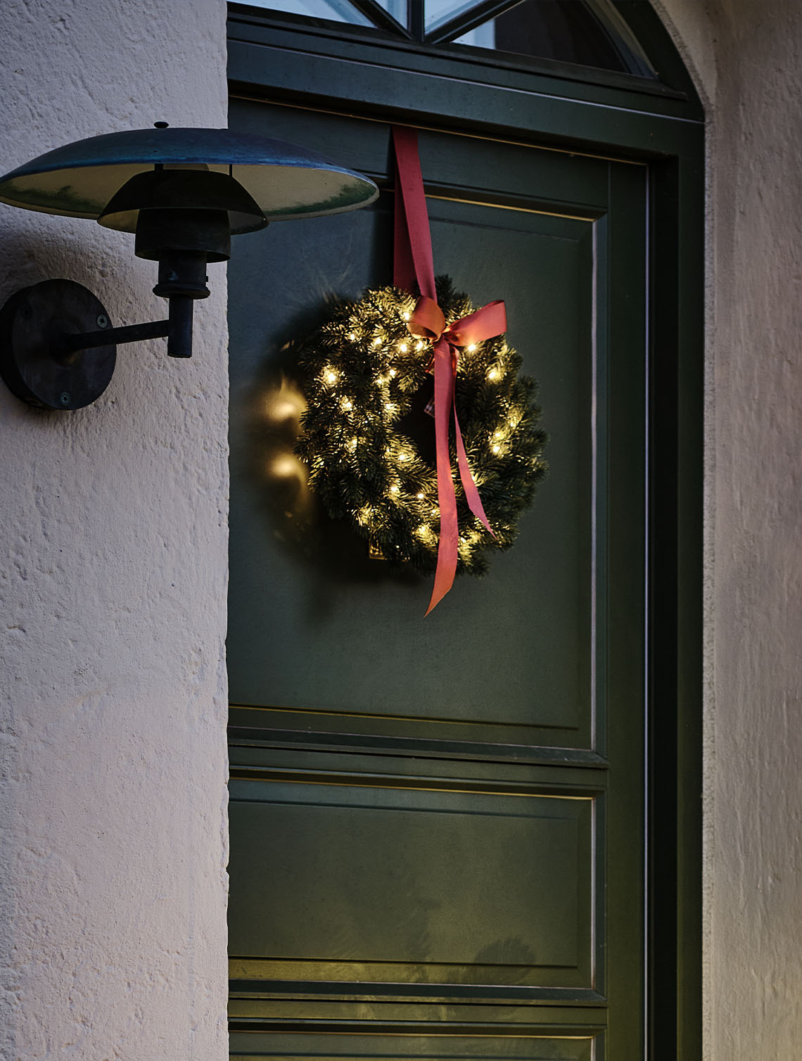 FENRIS kranssi sisäänrakennetulla ajastimella Ulkokäytöön tarkoitettu joulukranssi pienillä valoilla varustettuna ja ulko-oveen ripustettuna