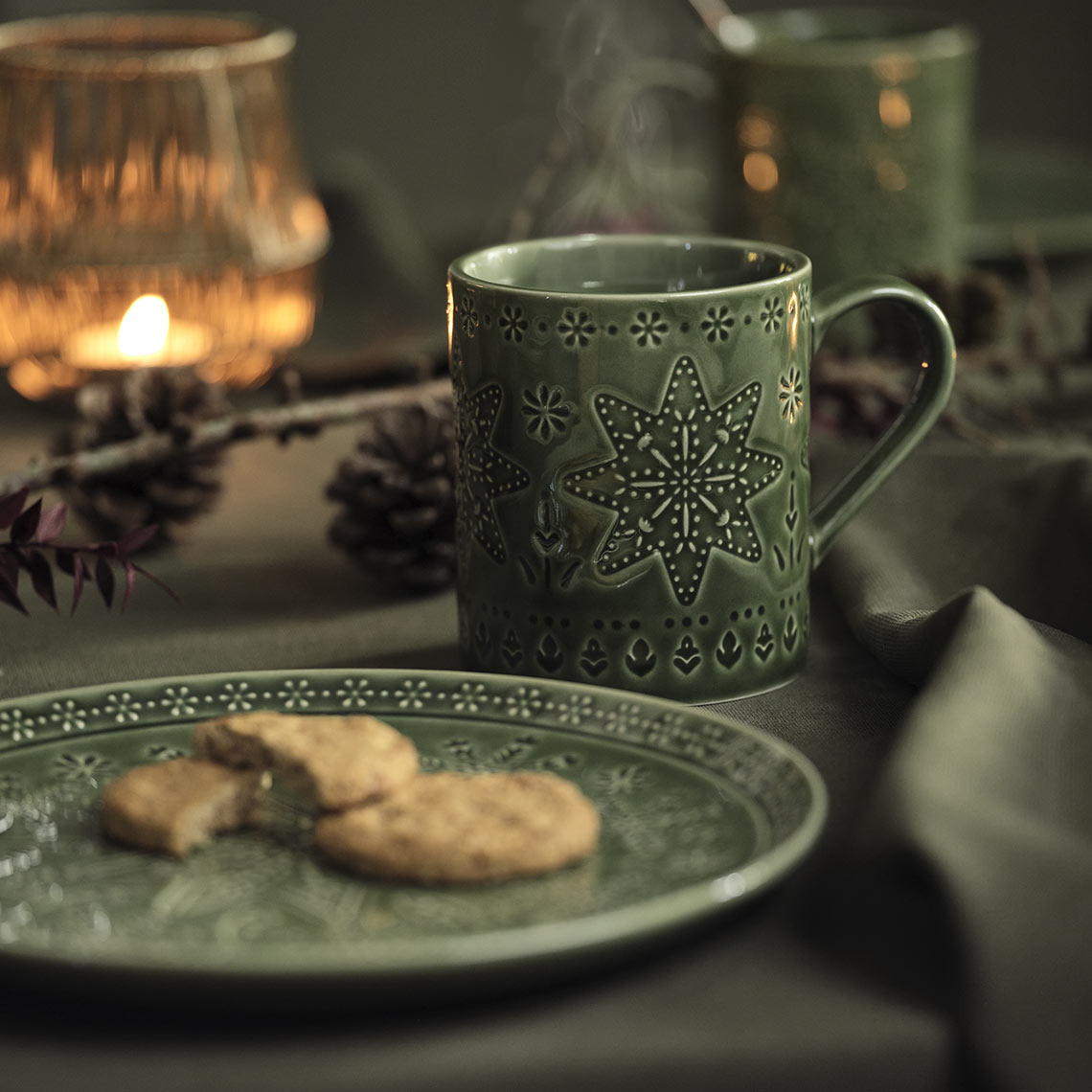MALAKIT plate and mug Green Christmas plate and mug on a Christmas table