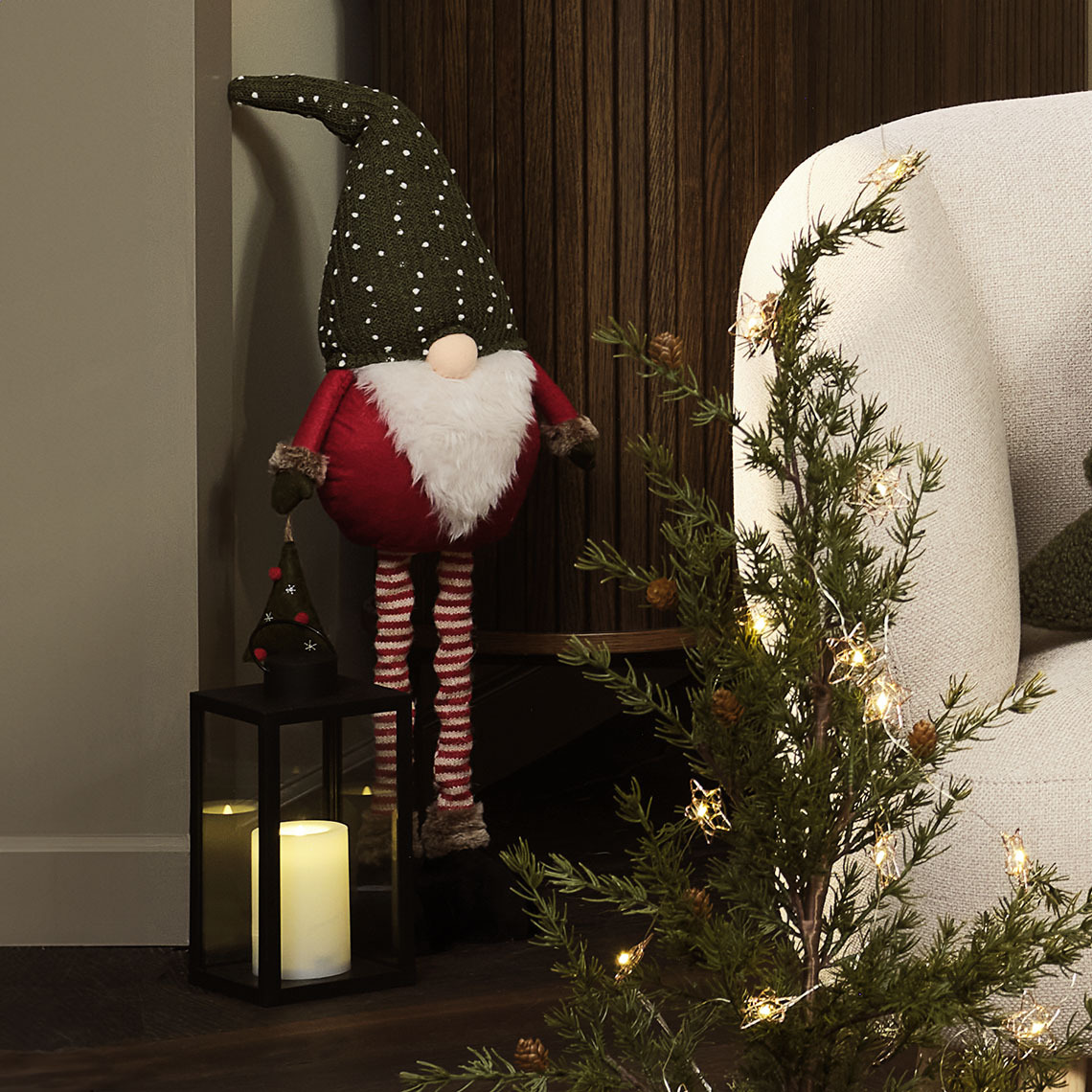 Pitkä joulutonttu, jolla on säädettävät jalat