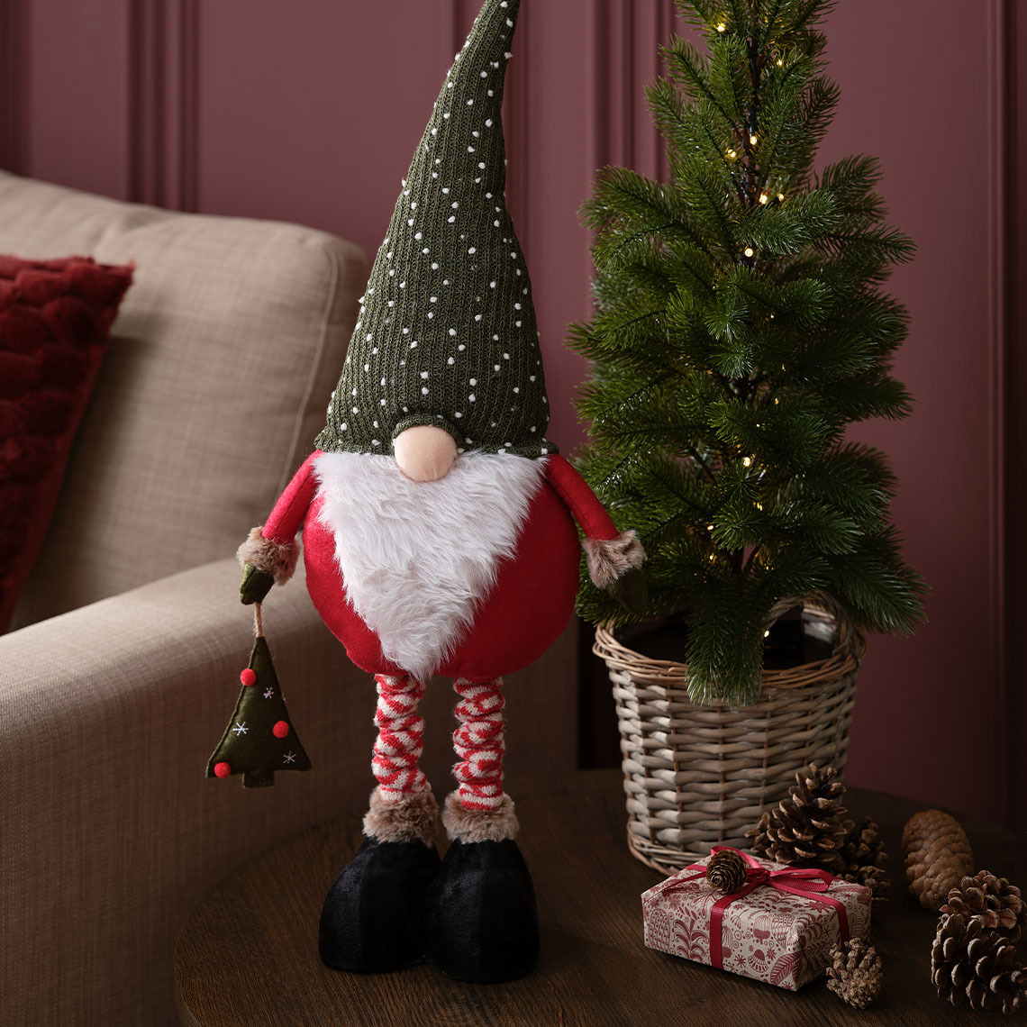 Skandinaavinen joulutonttu pyöreällä nenällä, valkoisella parralla ja harmaalla tonttulakilla