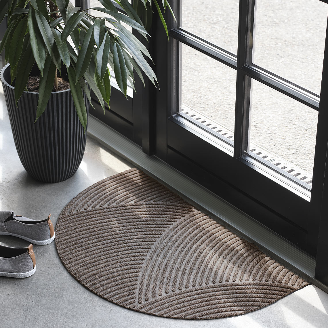 Sisä-/ulkokäyttöön tarkoitettu ovimatto sisäänkäynnin oven vieressä