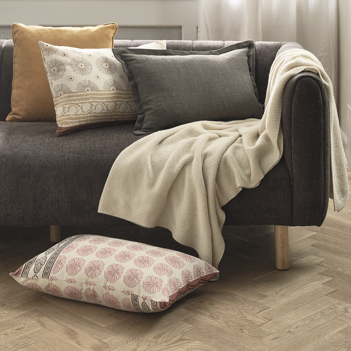 Tyynyt ja koristetyynyt sohvalla