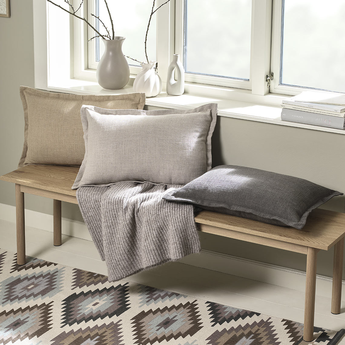 Penkki ja erivärisiä koristetyynyjä