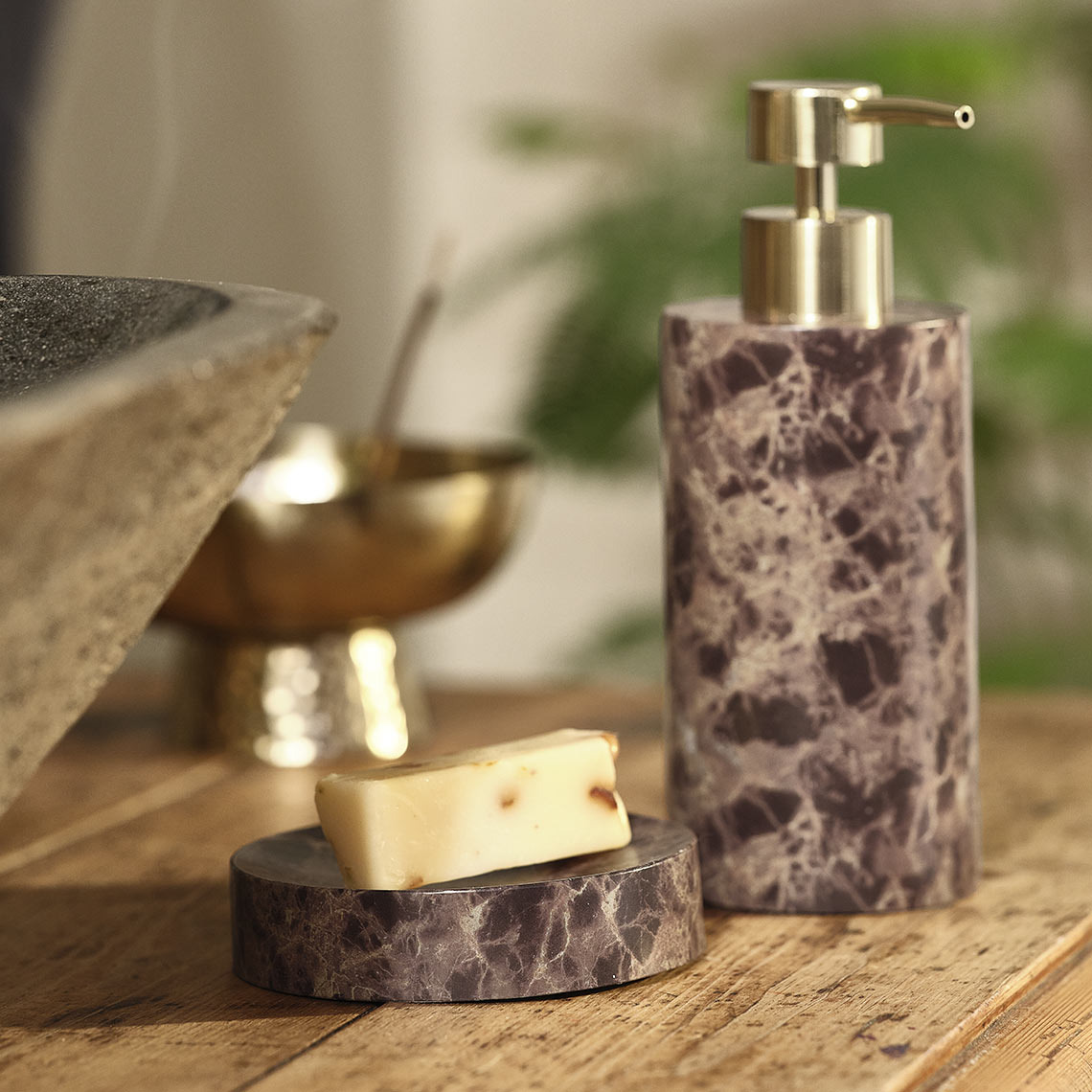 MAKARYD saippuapumppu ja koristeastia Kylpyhuonetuotteita marmorimaisella pinnalla