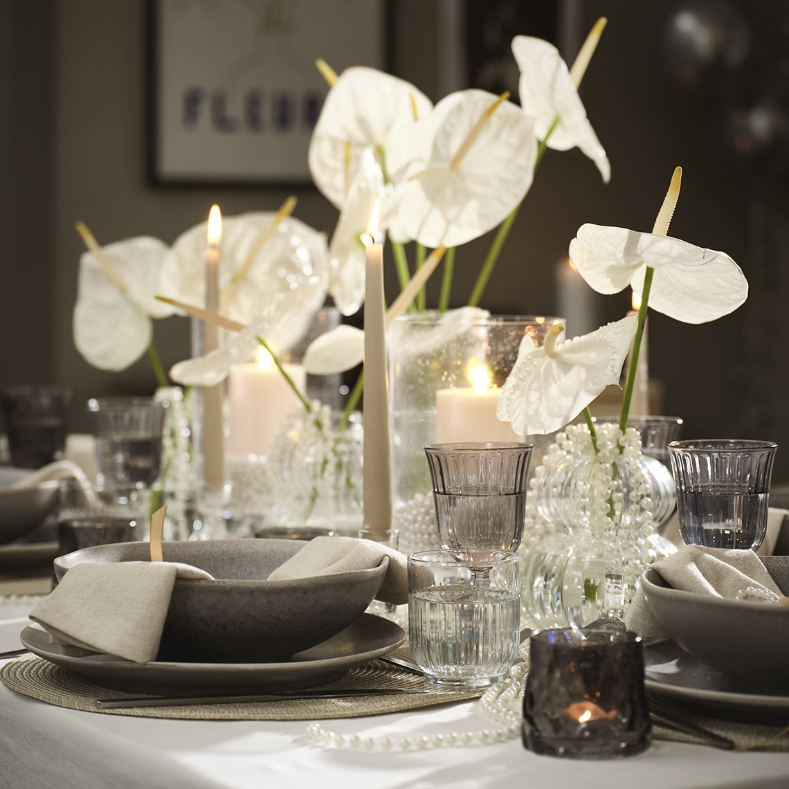 GUDMAN tuikkukippo ja ELIAS kulhot ja lautaset Pöytä, joka on katettu kulhoilla, lautasilla, laseilla ja tuikkukipoilla