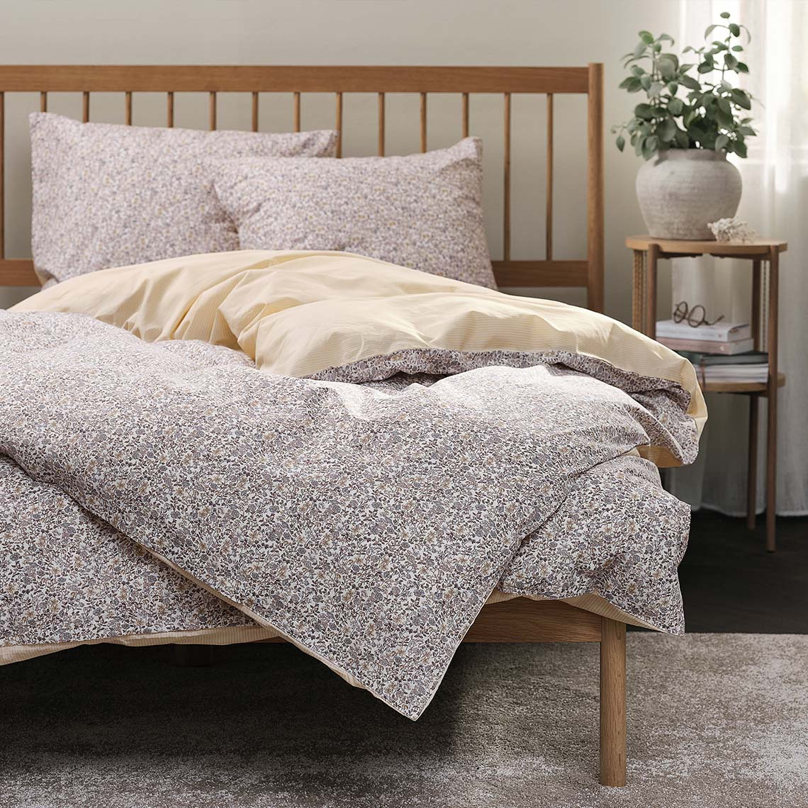 Kukkakuvioinen pussilakanasetti pehmeissä lilan ja keltaisen sävyissä