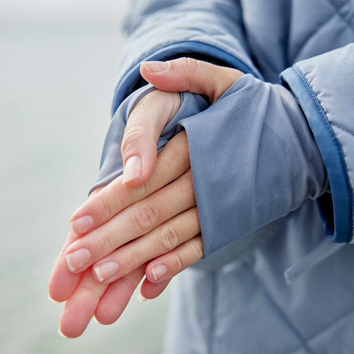 OSBY-kylpytakissa on pitkät hihansuut, jotka auttavat pitämään kätesi lämpiminä Pidennetyt hihat pitävät kätesi lämpiminä jättäen sormillesi täyden vapauden käsitellä puhelinta, avaimia jne.