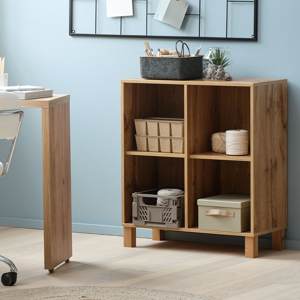 Hyllymoduuli neljällä lokerolla sijoitettuna lattialle neljällä yhteensopivalla jalalla