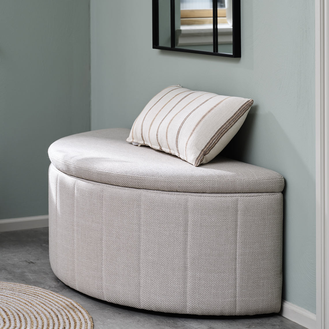 Vaalea eteisen penkki