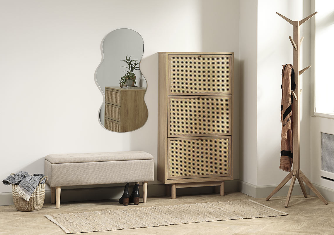 Eteinen, jossa on eteisen penkki ja kenkäkaappi