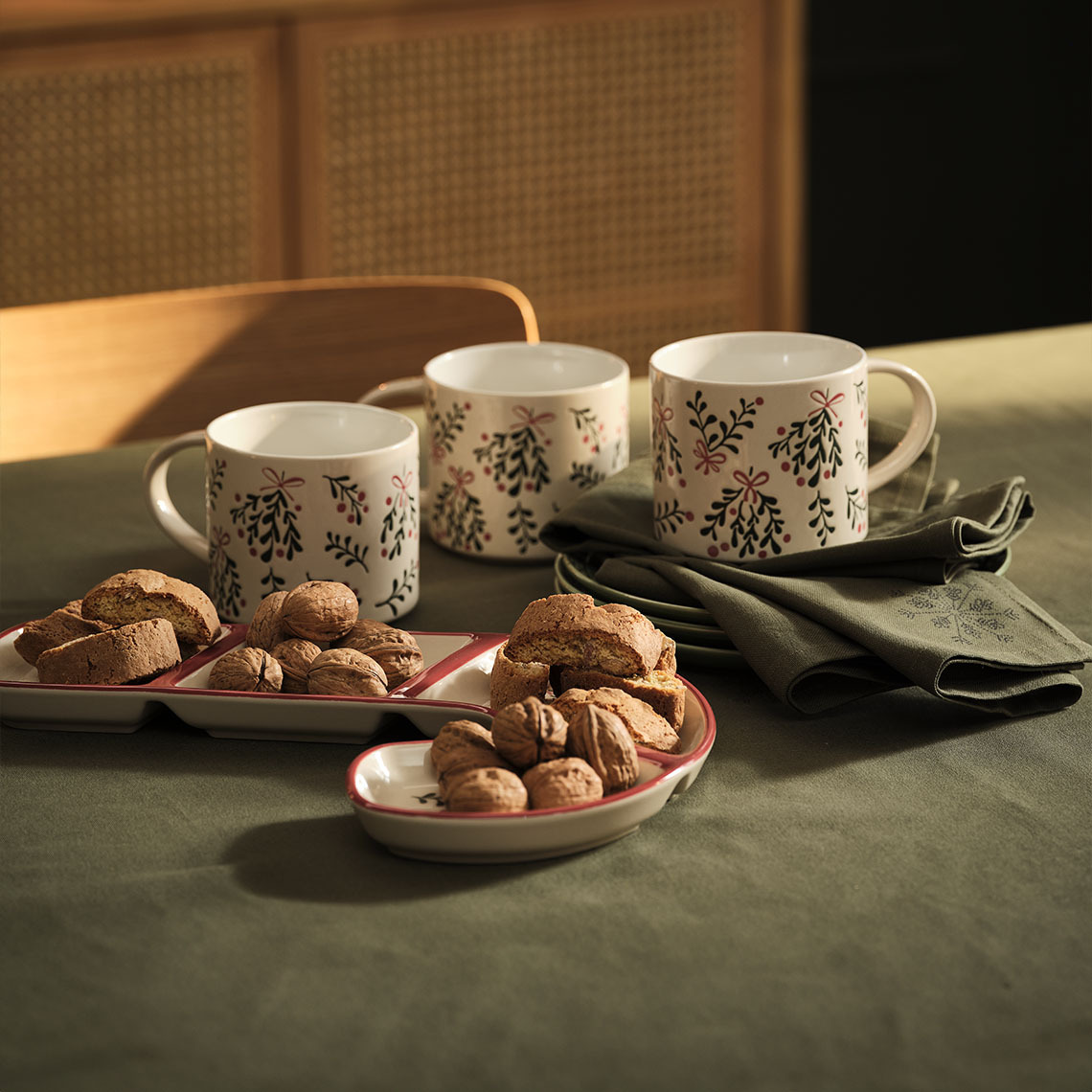 LIN joulumukit, LIN joulukulho ja STJERNESTEN kankainen lautasliina Joulumukeja, kulho ja jouluisia lautasliinoja pöydällä