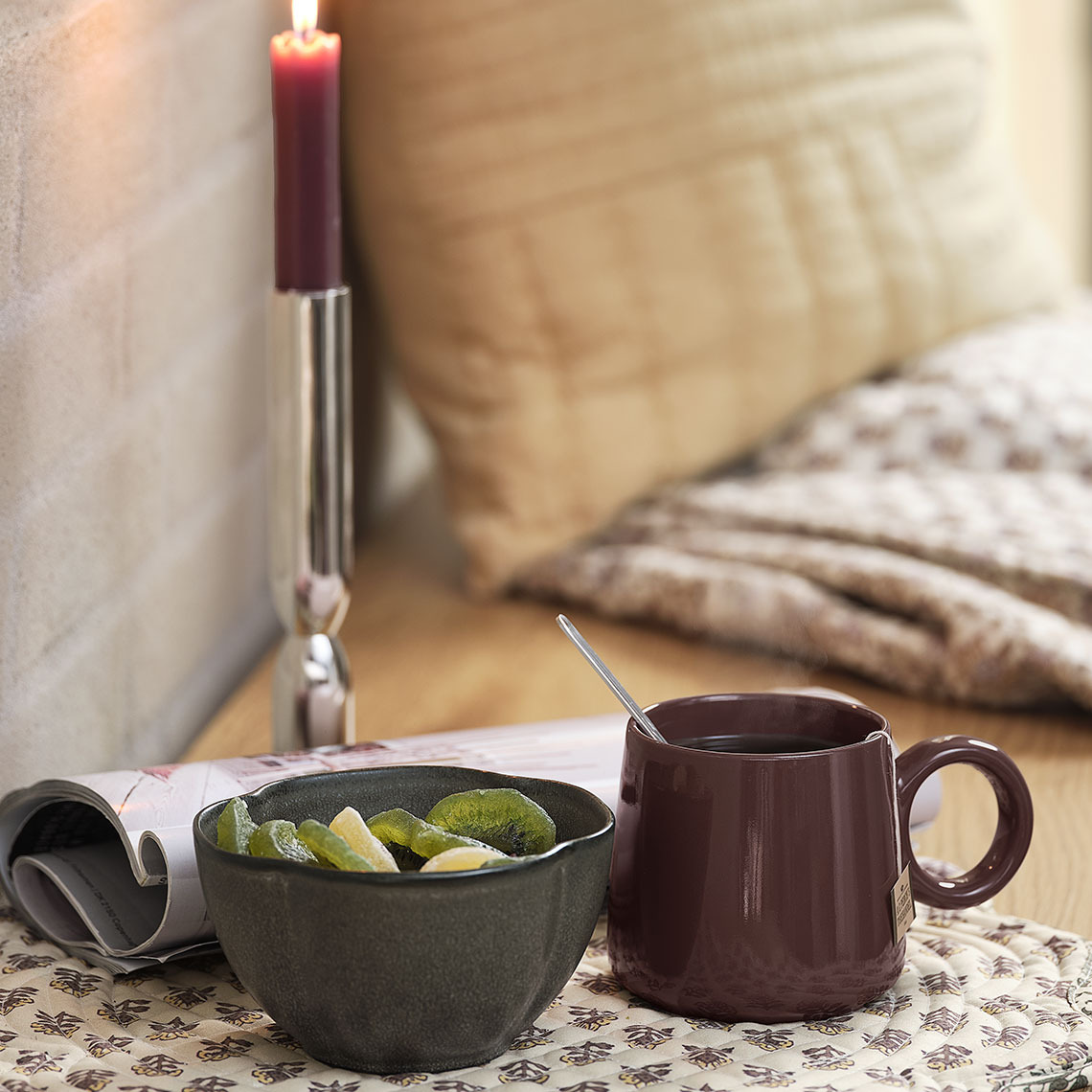 EJLIF-kulho ja MELVIN-muki ENGSNELLE-tabletilla Kulho ja muki tabletilla