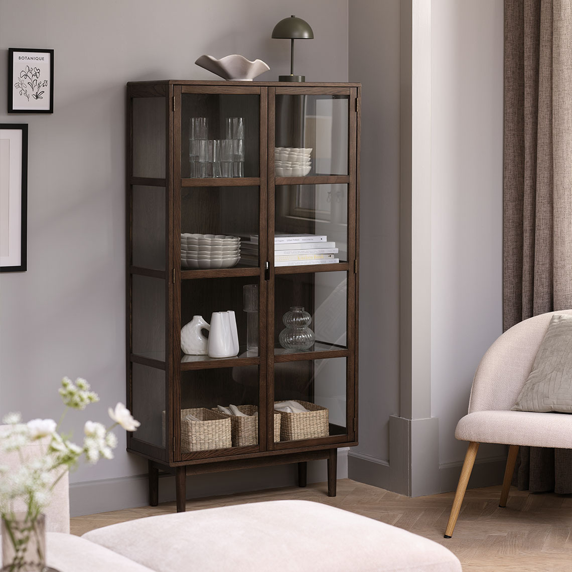 Korkea vitriini, joka on valmistettu FSC®-sertifioidusta tummasta massiivitammesta ja tammiviilusta