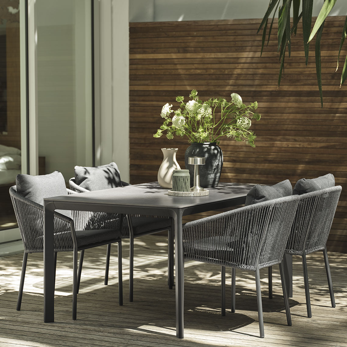 KUMLA-puutarhapöytä ja GILJA-puutarhatuolit Puutarhapöytä ja -tuolit