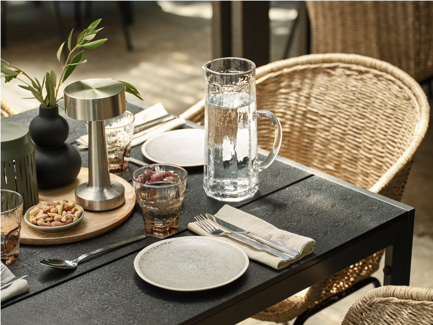 Table setting with ELIAS plate, GUNVALD glass and JIMMI jug
