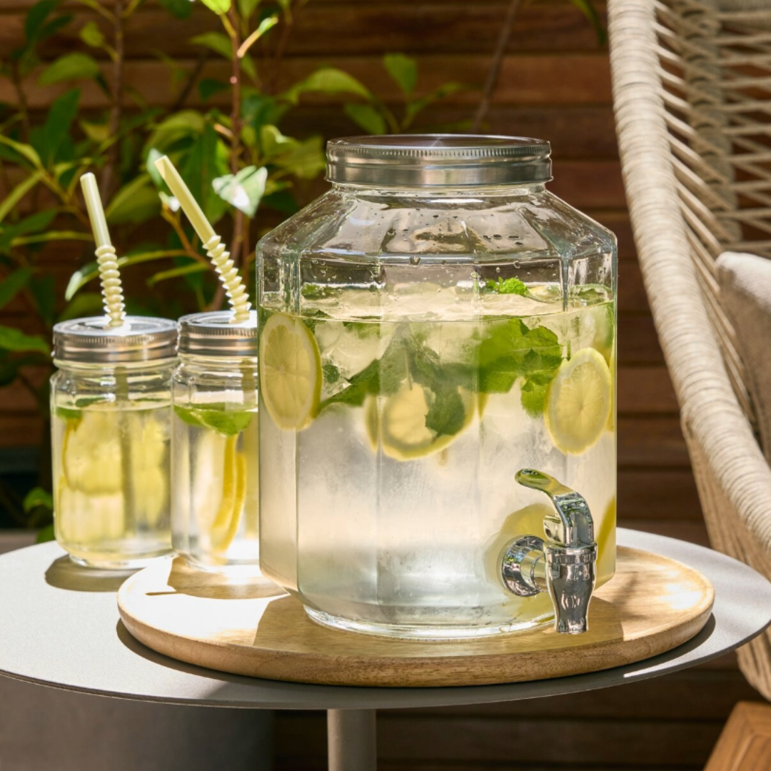 GLASS glasses and VANN container