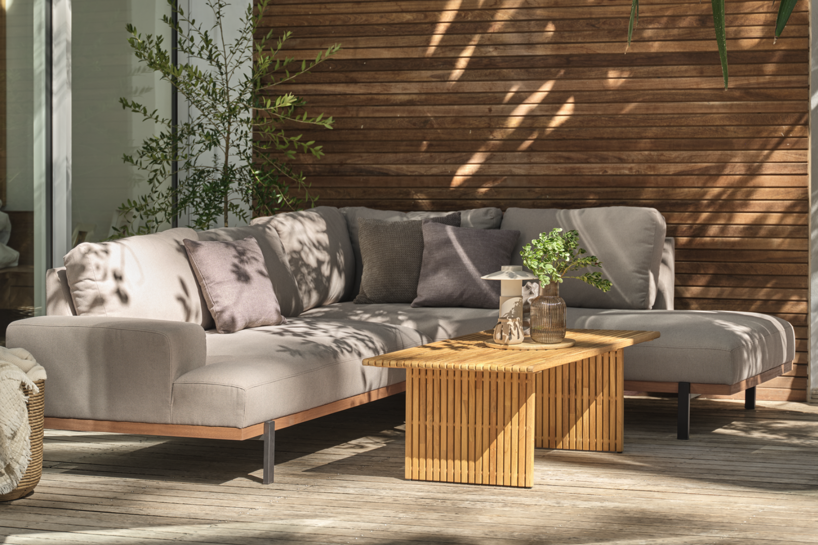 LOFSDALEN loungeset and ELLEKILDE table