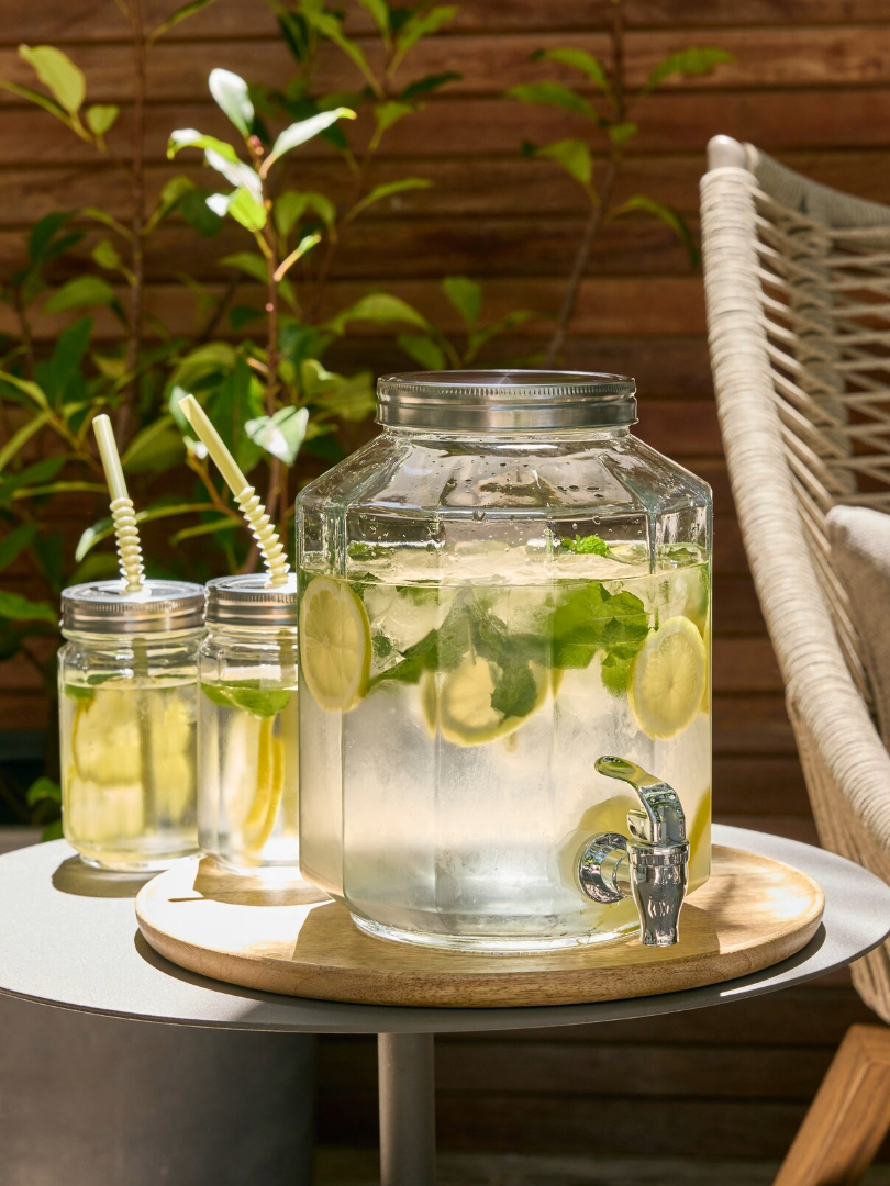 GLASS drinking glass and VANN container with tap