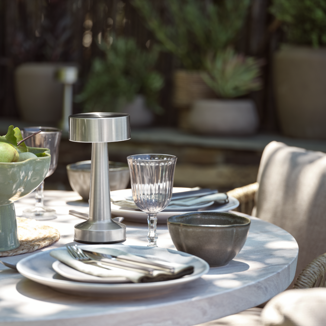 Table setting with MUSVIT table lamp, ELIAS plate and FRIDOLIN glass