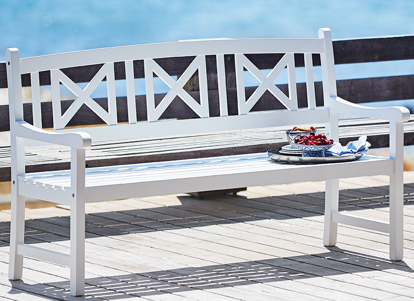 HVIDE SANDE garden bench White wooden garden bench on a patio