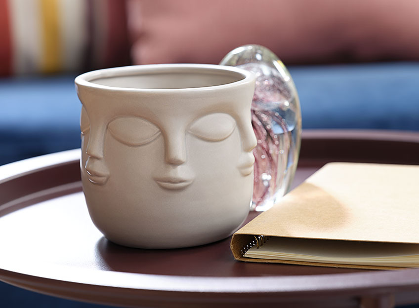 Flower pot in stoneware on an end table