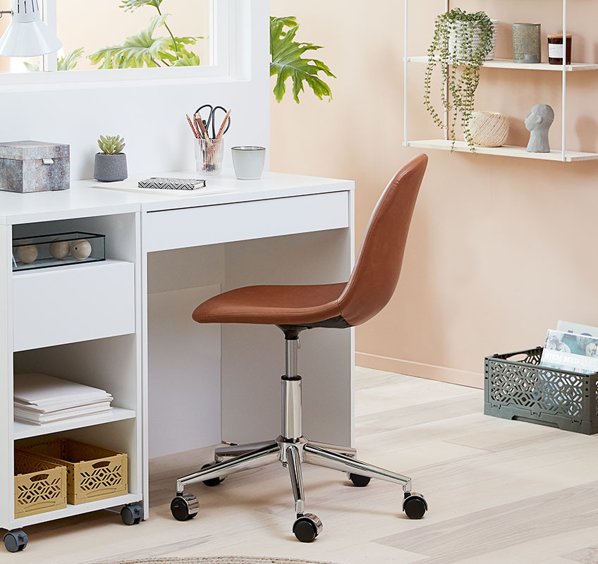 JONSTRUP office chair in faux leather next to the desk HERLEV A decorated office with a disk and an office chair
