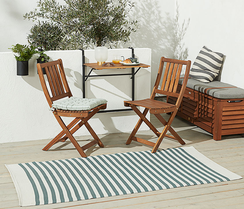 ELVESANGER rug out of 100 % recycled plastic Rug out of recycled plastic in front of a bistro set on a patio